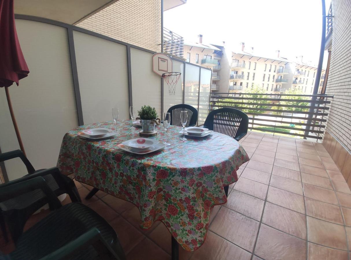 Апартаменты Apartamento Isabella Хака Экстерьер фото